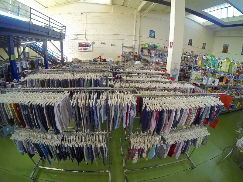 File di vestiti per bambini appesi per taglia