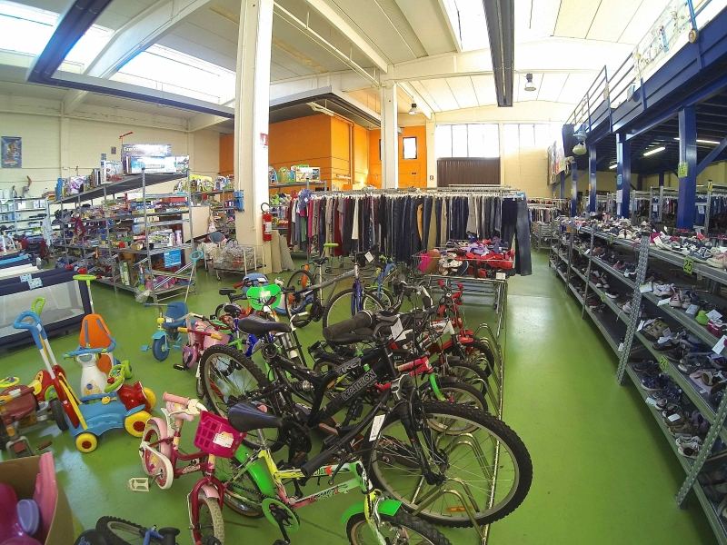 Biciclette e tricicli per bambini in fila
