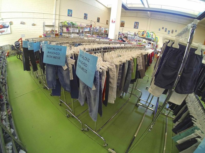 Pantaloni appesi con i cartelli delle taglie