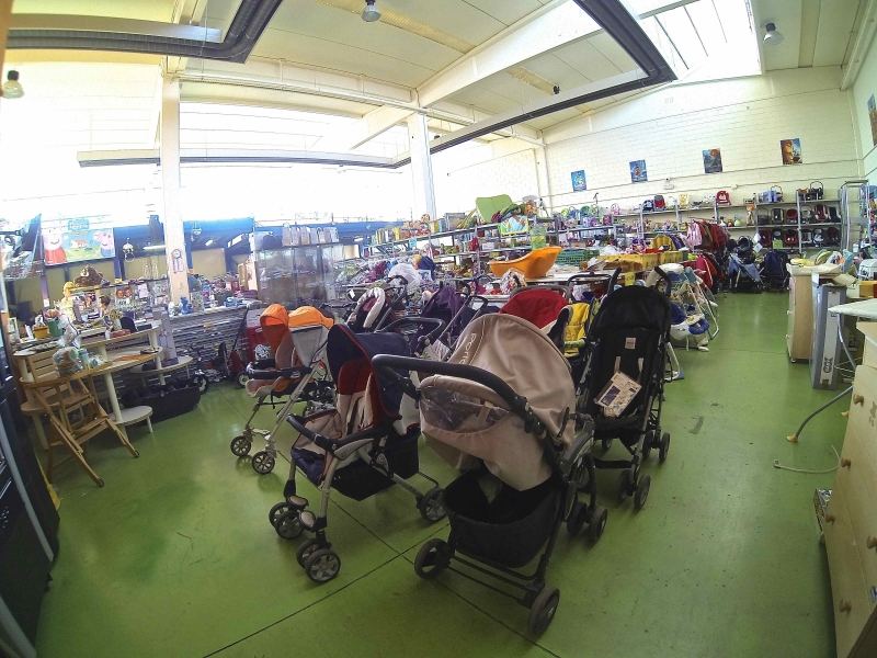 La zona dei passeggini e dei seggiolini nel negozio